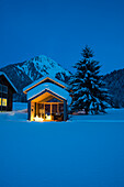 verschneite Holzhäuser bei Nacht, Schoppernau, Bezirk Bregenz, Bregenzerwald, Vorarlberg, Österreich
