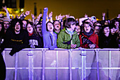 jubelnde Fans bei Rockkonzert draußen, Rock am Ring, Nürburgring, Nürburg, Deutschland