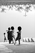 Mädchen spielen am Wasser in Munshiganji, Bangladesch