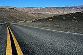 Straße durch Lavawüste nahe Ubehebe Crater im Death Valley National Park, Kalifornien, USA, Amerika