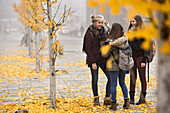 3 Mädchen unterhalten sich draußen, Hamburg, Deutschland, Europa