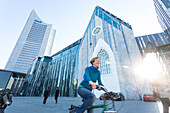 Paulinum, Universität Leipzig, neuer Bau in Erinnerung an die 1968 auf diesem Platz gesprengte Universitätskirche, Paulinerkriche, mdr Hochhaus, Augustusplatz, Studenten, Fahrradfahrer, Leipzig, Sachsen, Deutschland, Europa