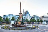 Paulinum, Universität Leipzig, neuer Bau in Erinnerung an die 1968 auf diesem Platz gesprengte Universitätskirche, Paulinerkriche, Mendebrunnen, Augustusplatz, Leipzig, Sachsen, Deutschland, Europa