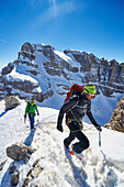 Zwei Männer wandern auf dem Gipfel des Cima Falkner, Im Hintergrund Cima Brenta, Skitour, Brenta Gebirge, Dolomiten, Trentino, Italien