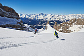 Zwei Männer fahren Ski auf dem Weg nach Madonna di'Campiglio, Rifugio Tucket Im Hintergrund die Adamello Gruppe, Skitour, Brenta Gebirge, Dolomiten, Trentino, Italien