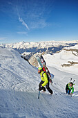 Zwei Männer gehen eine Skitourauf dem Weg zum Cima d´Agola Ski, Skitour, Brenta Gebirge, Dolomiten, Trentino, Italien