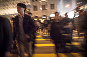 Menschen überqueren Straßenampel beim Peninsula Hotel, Kowloon, Hongkong, China, Asien