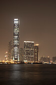 Blick vom Central Stadtteil zum ICC (International Congress Centre) in Kowloon bei Nacht, Hongkong Island, China, Asien
