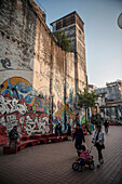 einheimische sitzen vor einer Wand voller Grafitti, Macau, China, Asien
