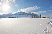Gruppe von Schneeschuhgehern vor Hütte, Kreuzwiesenalm, Lüsen, Südtirol, Italien