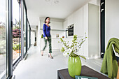 Frau läuft durch ein modernes Ambiente, coodo moderne Art zu Wohnen, moderne Architektur in Hamburg, Hamburg, Norddeutschland, Deutschland