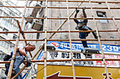 Arbeiter auf einem Gerüst, Bambusgerüst, Bauarbeiter, Baustelle, Bambus, chinesische Schriftzeichen, Causeway Bay, Hongkong, China, Asien