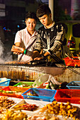 Nächtliches Grillen in Shanghai, zwei Männer am Grill, fächern Luft, Gemüse, Fleisch, BBQ, Schanghai, Shanghai, China, Asien