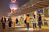 Nacht in Pudong, Besucher auf Brücke vor Hochhäusern, Oriental Pearl Tower,  Hochhauskulisse, Lichter, Financial District, Schanghai, Shanghai, China, Asien