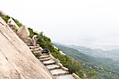 Sportklettern bei Xiamen, junger chinesischer Kletterer, Klettergebiet Nantaiwu, Felsklettern, Granit, Xiamen, Fujian, China, Asien
