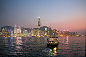 Star Ferry, Passagierfähre zwischen Hong Kong Island und Kowloon, Abend, Dämmerung, Leuchten, Beleuchtung, Panorama, Central, Hochhäuser, Neon, Illumination, Boot, Skyline, Metropole, Victoria Harbour, China, Asien