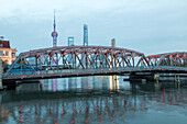 Shanghai, Waibaidu Brücke über Suzhou Creek, Skyline Pudong im Hintergrund, historische Stahlbrücke, Fischgrätenbrücke, Fluss, China, Asien