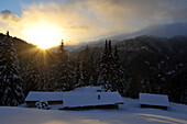 Verschneite Alm am Zirog, Brenner Berge, Südtirol, Italien