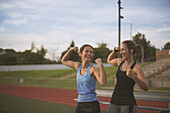 Sportler, die ihre Muskeln auf einem Sportplatz trainieren