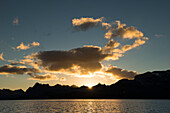 Wolken und Bergkulisse bei Sonnenaufgang, Salisbury Plain, Suedgeorgien, Antarktis