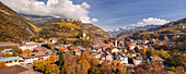 Panorama mit Blick in das Eisacktal über die Dächer der Stadt Klausen mit der Burg Branzoll und der Pfarrkirche im Herbst, Alpen, Alto Adige, Dolomiten, Südtirol, Italien, Europa