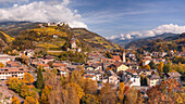 Panorama mit Blick in das Eisacktal über die Dächer der Stadt Klausen mit der Burg Branzoll und der Pfarrkirche im Herbst, Alpen, Alto Adige, Dolomiten, Südtirol, Italien, Europa