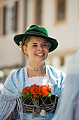 Frau im Tracht, traditioneller Festumzug, Garmisch-Partenkirchen, Oberbayern, Bayern, Deutschland