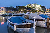 Boote am Hafen von Cassis, Festung im Hintergrund, Cassis, Côte d Azur, Frankreich