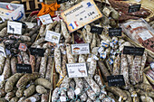 Delikatessen auf dem Markt von Lourmarin, Provence-Alpes-Côte d’Azur, Frankreich