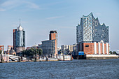 Blick auf die Skyline der Hafencity Hamburg und die Elbphilharmonie, Hamburg, Norddeutschland, Deutschland