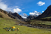 Hochlager, Base Camp auf 4900 m am Bach Labse Khola auf dem Weg von Nar ueber den Teri La ins Mustang mit Blick auf Khumjungar Himal links (6759 m) und Yuri Peak rechts (6130 m), Nepal, Himalaya, Asien