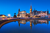 Blick vom Theaterplatz mit dem Reiterstandbild König Johann von Sachsen auf Hofkirche und Residenzschloss, Dresden, Sachsen, Deutschland