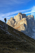 Hiker admires the rocky peaks Furcella De Furcia, Odle, Funes Valley, South Tyrol, Dolomites, Trentino-Alto Adige, Italy, Europe