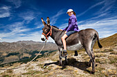 Mädchen auf Esel, Eselswanderung im Queyras, Alpen, Frankreich, Europa