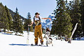Skitourengeher mit Hund im Ammergauer Gebirge, Oberbayern, Deutschland