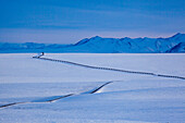 Transalaska Öl-Pipeline im Winter in der Brookskette, North Slope Borough, Alaska, USA