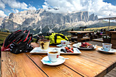Nachtisch mit Espresso an der Emilio-Comici-Hütte am Langkofel, dahinter Sella Gruppe, Trentino-Südtirol, Italien