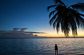 Frau und Morgenstimmung, Meeru Island Resort, Meerufenfushi, Nord-Male-Atoll, Malediven