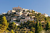 Hilltop village of Gordes, Provence, Provence-Alpes-Cote d'Azur, Southern France, France, Europe