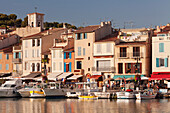 Fishing boats in harbour and restaurants on the waterfront, tCassis, Provence, Provence-Alpes-Cote d'Azur, France, Mediterranean, Europe