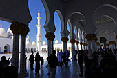 Besucher, Große Moschee, Sheikh Zayed Grand Mosque, Abu Dhabi, Vereinigte Arabische Emirate, VAE