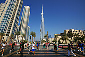 Läufer beim Dubai Marathon, Burj Khalifa, Downtown, Dubai, Vereinigte Arabische Emirate, VAE