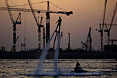 Flyboard, Aktivitäten am Strand, Dubai Marina, Dubai, Vereinigte Arabische Emirate, VAE