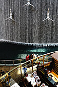 Restaurant am Wasserfall, Dubai Mall, Downtown, Dubai, Vereinigte Arabische Emirate, VAE