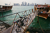 Alte Boote vor moderner Skyline, Doha, Katar, Qatar