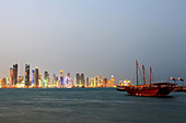 Boot vor der Skyline von Doha, Doha, Katar, Qatar