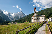 Kirche mit Bergpanorama, Alpen, Ortler, Trafoital, Trafoi, Suldental, Gemeinde Stilfs, Trentino, Südtirol, Italien, Europa