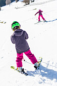 Mädchen und Junge beim Skifahren auf der Piste, Pfronten, Allgäu, Bayern, Deutschland