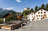Schloss Tarasp und Dorf Tarasp, Gemeinde Scoul, Unterengadin, Graubünden, Schweiz