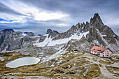 Lake Boedenseen, hut Rifugio Locatelli and Paternkofel, Dolomites, UNESCO World Heritage Dolomites, South Tyrol, Italy